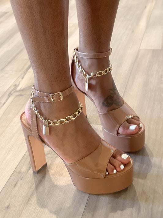 IMANI | CAMEL OPEN TOE PLATFORM HEEL GOLD DETACHABLE LOCKET DETAIL